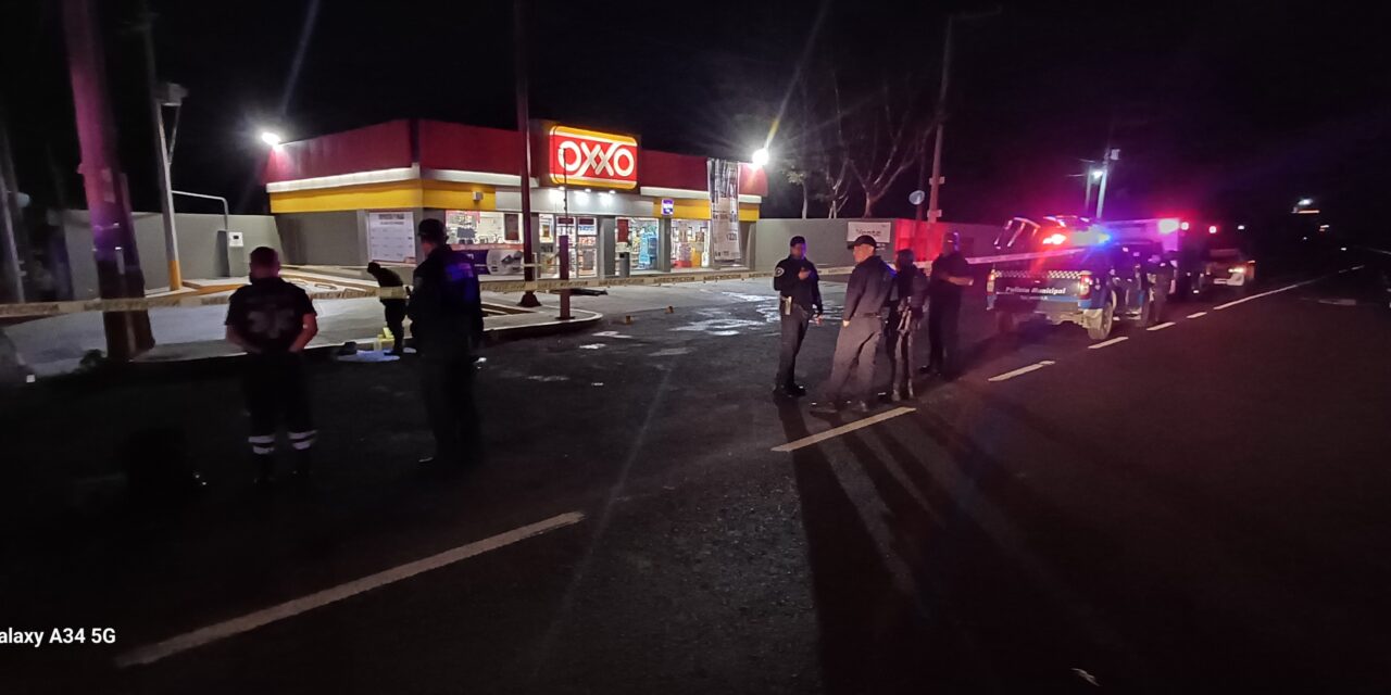 ESTA ÑOCHE AFUERA DE UN OXXO DE LA COL . GALEANA HAY OTRO HOMICIDIO  DOLOSO.