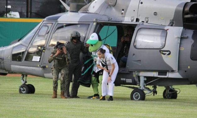 CRÍTICA Y POLÉMICA POR USO DE HELICÓPTERO DE LA MARINA PARA LLEVAR A LA MASCOTA DE LOS OLMECAS AL ESTADIO