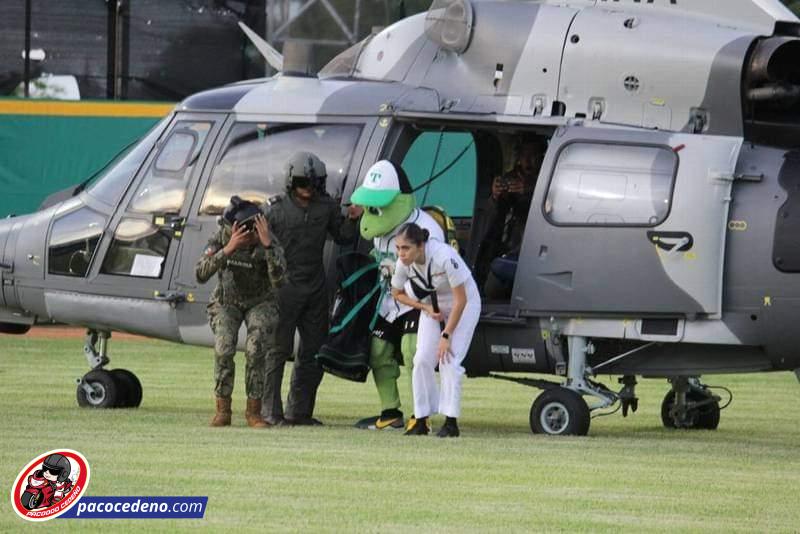 CRÍTICA Y POLÉMICA POR USO DE HELICÓPTERO DE LA MARINA PARA LLEVAR A LA MASCOTA DE LOS OLMECAS AL ESTADIO