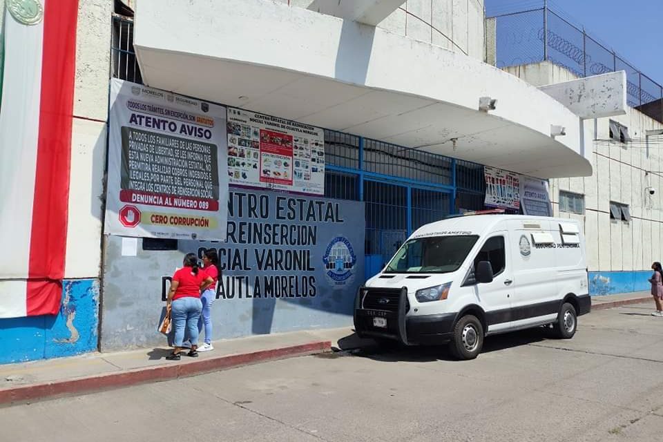 FAMILIARES DENUNCIAN INCONGRUENCIAS EN LA RECEPCIÓN DE PAPELES EN LA CÁRCEL DISTRITAL DE CUAUTLA