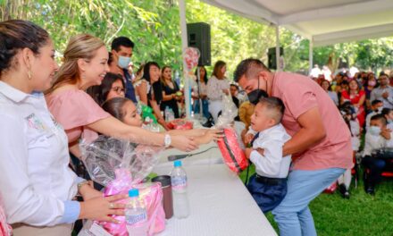 AMADRINA JOHALIN MEZA GENERACIÓN DE EGRESADOS DE LOS CAICS