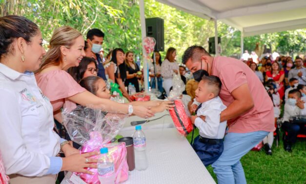 AMADRINA JOHALIN MEZA GENERACIÓN DE EGRESADOS DE LOS CAICS