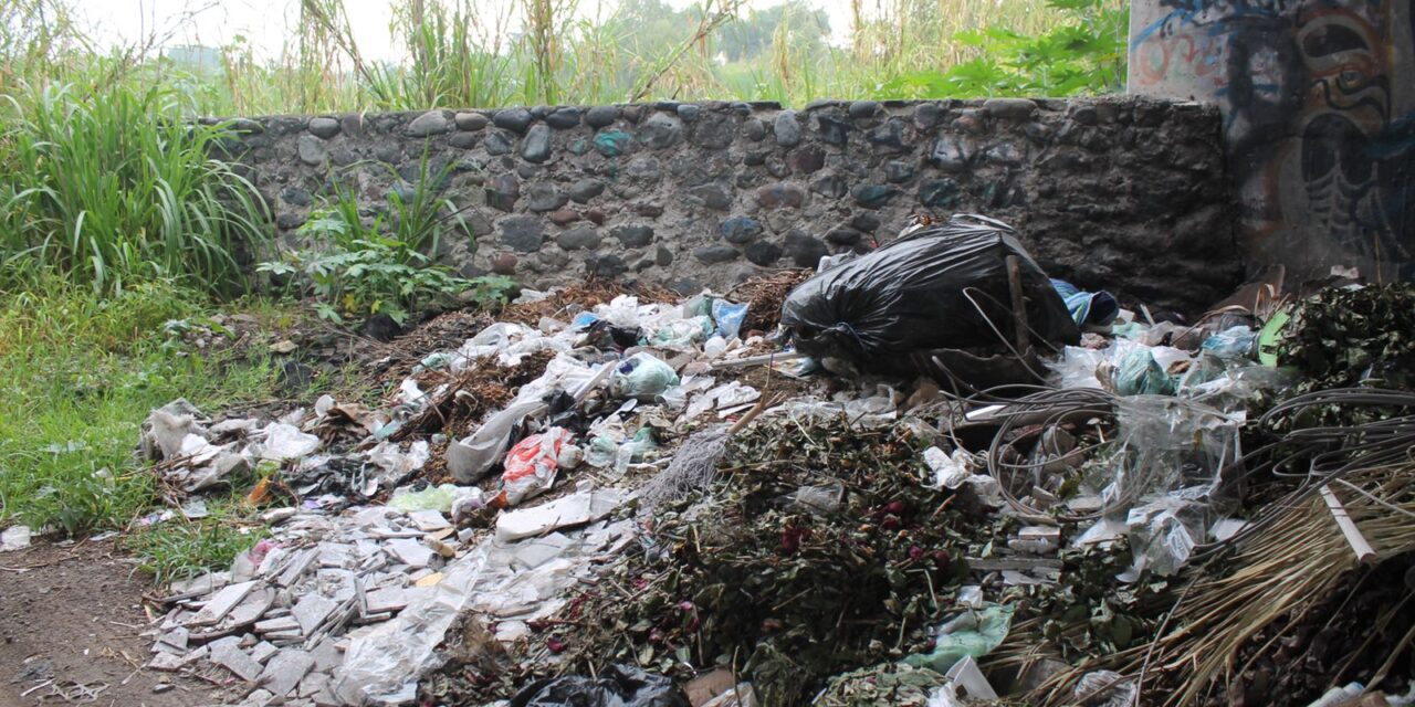 REALIZAN LIMPIEZA DE ESCOMBRO DE LA RIBERA DEL RÍO CUAUTLA