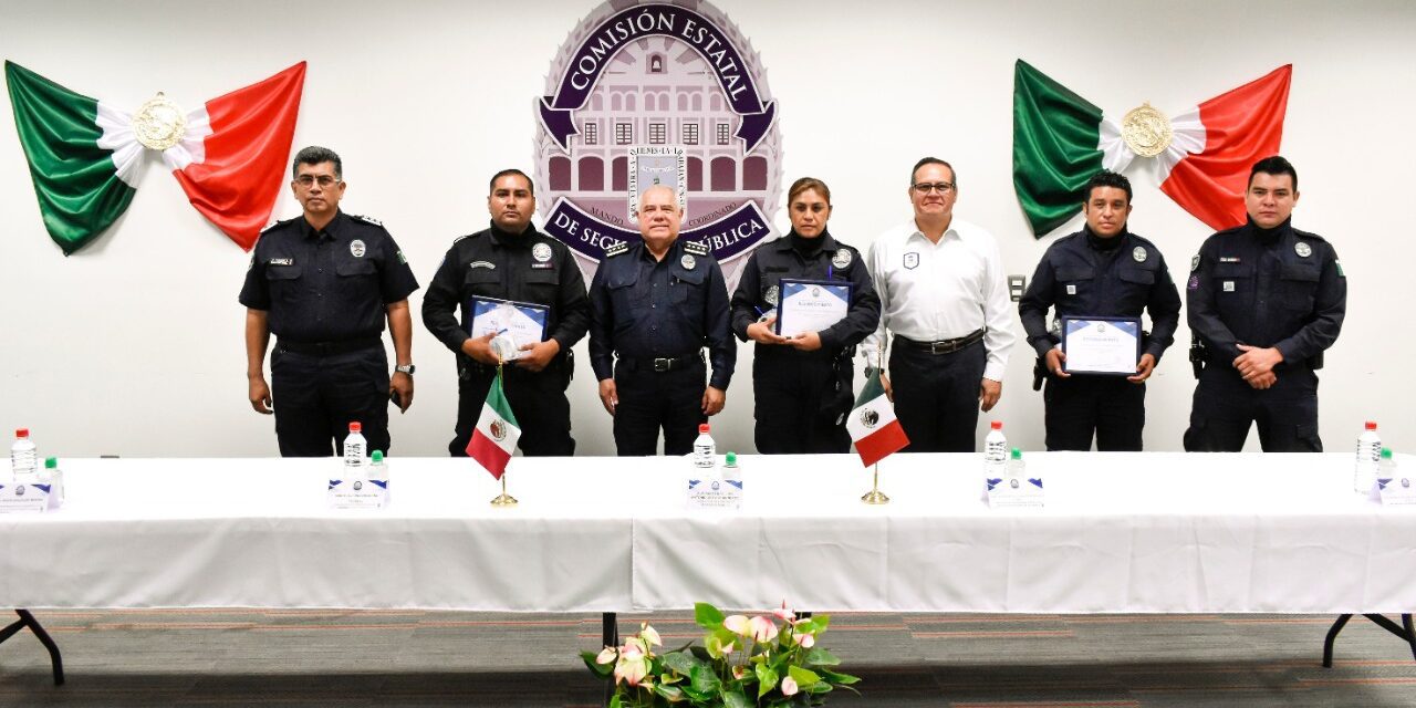 RECONOCE ORTIZ GUARNEROS A TRES POLICÍAS POR SU ENTREGA EN EL SERVICIO