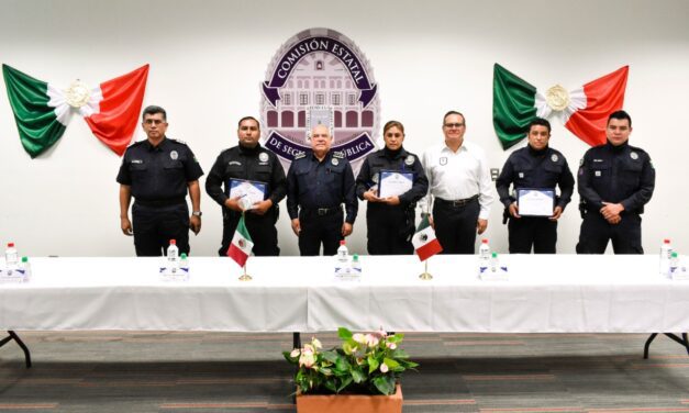 RECONOCE ORTIZ GUARNEROS A TRES POLICÍAS POR SU ENTREGA EN EL SERVICIO