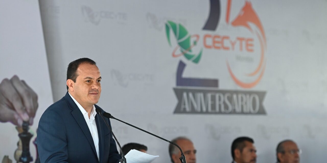 FELICITA CUAUHTÉMOC BLANCO A CECYTE MORELOS POR CUMPLIR 25 AÑOS FORMANDO PROFESIONISTAS