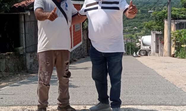 Este sábado, el presidente municipal de Yautepec Agustín Alonso Mendoza supervizó los trabajos de pavimentación que se realizan en la calle Mirador de la colonia San Isidro.