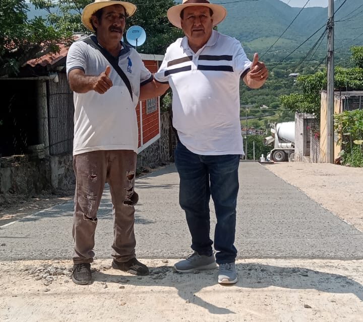 Este sábado, el presidente municipal de Yautepec Agustín Alonso Mendoza supervizó los trabajos de pavimentación que se realizan en la calle Mirador de la colonia San Isidro.