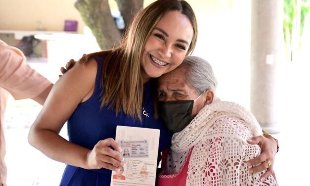 Entrega Luz Dary visas a adultos mayores en Tetecala como parte de su programa “Corazón de Plata”