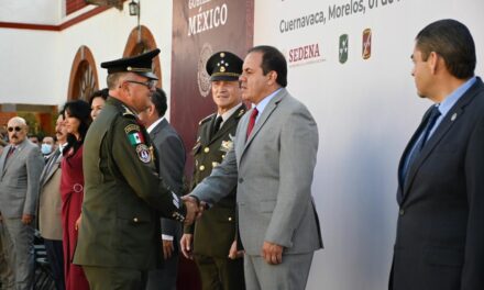 ASISTE CUAUHTÉMOC BLANCO A LA TOMA DE POSESIÓN Y PROTESTA DE BANDERA DEL NUEVO COMANDANTE DE LA 24/A ZONA MILITAR