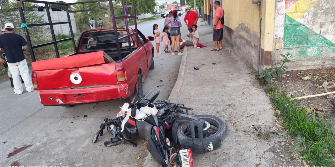 MOTOCICLISTA CHOCA CONTRA VEHÍCULO TIPO PICK UP EN LA PARTE TRASERA…