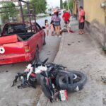 MOTOCICLISTA CHOCA CONTRA VEHÍCULO TIPO PICK UP EN LA PARTE TRASERA…