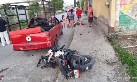 MOTOCICLISTA CHOCA CONTRA VEHÍCULO TIPO PICK UP EN LA PARTE TRASERA…