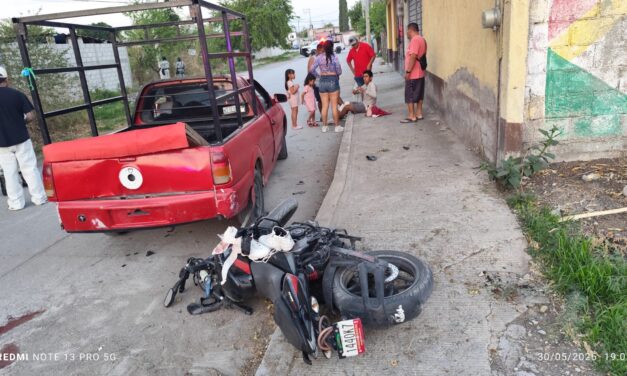 MOTOCICLISTA CHOCA CONTRA VEHÍCULO TIPO PICK UP EN LA PARTE TRASERA…