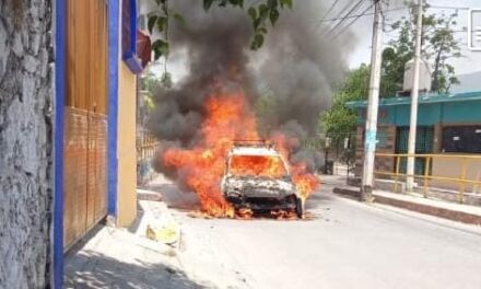 ¡SE QUEMA CARRO EN LA BENITO JUÁREZ!*
