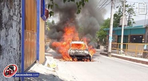 ¡SE QUEMA CARRO EN LA BENITO JUÁREZ!*